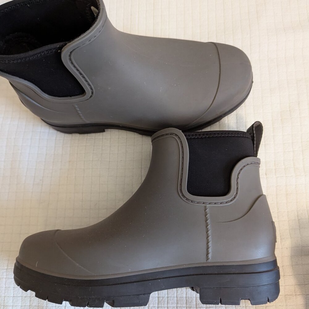 UGG Women's Droplet Rain Boot size 6